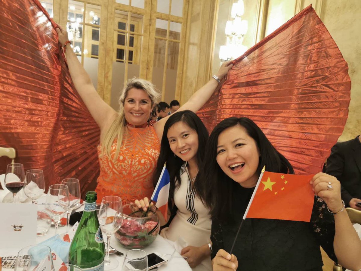 Veronica_opera's tweet photo. #Chine #China #lilly #cerclefrancochinois #singer #thevoicechina #centrenationaldesarmees #operasinger #wings #openyourwings @AmbassadeChine @France_en_Chine #PostCovid19 #relationsChineFrance #economie #alibaba https://t.co/CfgPHKEx0T