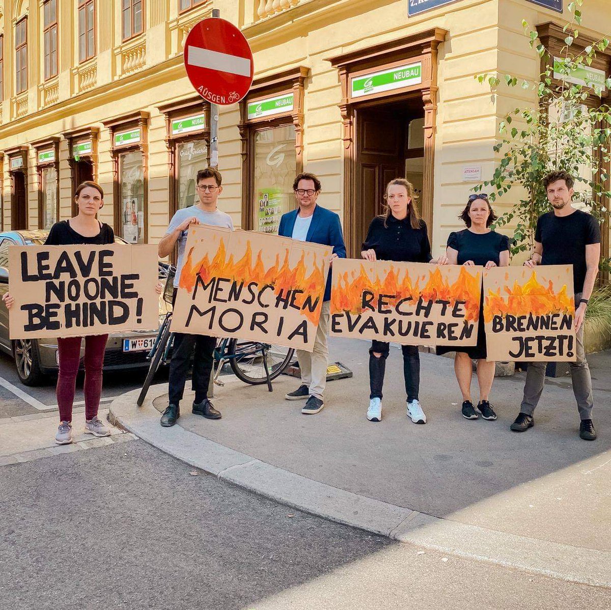 Menschen Moria. Rechte evakuieren. Brennen jetzt!

Das mit dem Aktionismus üben wir noch, Grüne!
#MoriaCamp
#MORIABRENNT
#aktionismus

@Gruene_Austria <a href="/GrueneNeubau/">GrüneNeubau</a> <a href="/gruenewien/">Die Grünen Wien</a>