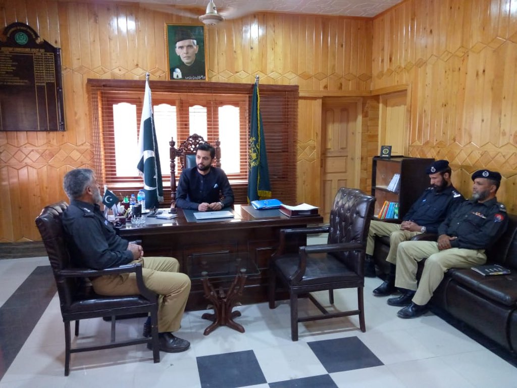 AJuglote's tweet image. AC Juglote/ RO GBLA-II chaired the meeting with SDPO &amp;amp; SHO’s of Juglote Subdivision in connection with upcoming #Election2020 Sensitised them about the upcoming duty &amp;amp; also discussed with them the conduct modalities of #Election2020
 
@DCGILGIT 
#GilgitAdmin serving the people