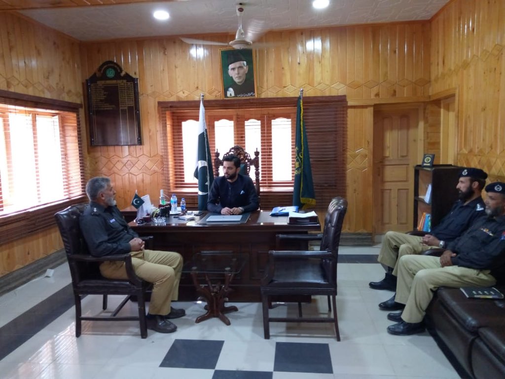 AJuglote's tweet image. AC Juglote/ RO GBLA-II chaired the meeting with SDPO &amp;amp; SHO’s of Juglote Subdivision in connection with upcoming #Election2020 Sensitised them about the upcoming duty &amp;amp; also discussed with them the conduct modalities of #Election2020
 
@DCGILGIT 
#GilgitAdmin serving the people