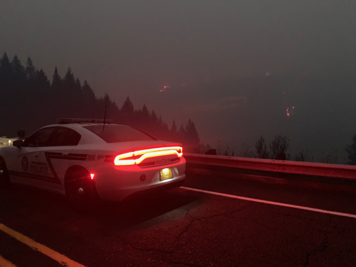  #nightshift deputies went door 2 door last night to ensure every residence south of Hwy 211 from Colton to Molalla at Hwy 213 was notified. They couldn’t have done it w/o the assist of Molalla PD Canby PD  @ORStatePolice  @OCPolice  @HappyValleyPD  @WilsonvillePD #ClackamaWildfires
