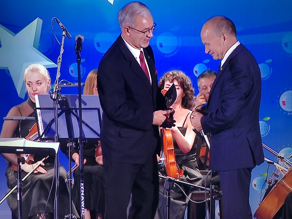 ORLENUP's tweet photo. Nagrodę "Firma Roku 2019" Forum Ekonomicznego odebrał prezes #PGNiG @JerzyKwiecinski.
#FE2020 #ForumEkonomiczne2020 @Economic_Forum_ https://t.co/oyFpYvzeiH