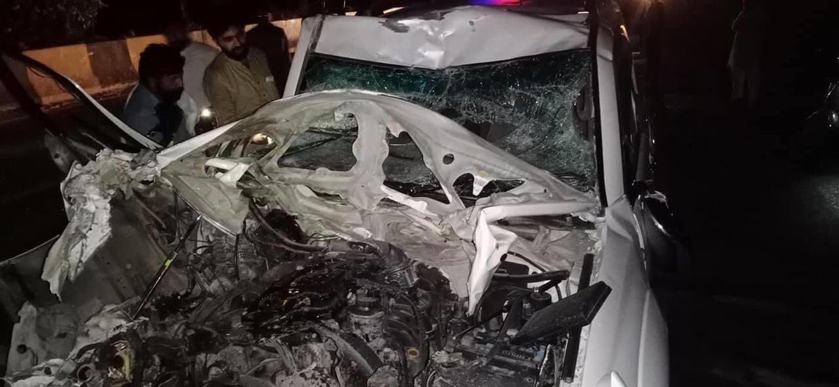 IslamabadViews's tweet photo. #DeiveSafe: Accident on #Islamabad expressway infront of Attock Petrol pump near Gulberg Greens... Car bumped into a truck and there were no air bags in that expensive car. That guy died on spot. https://t.co/ffqmvzxuRM
