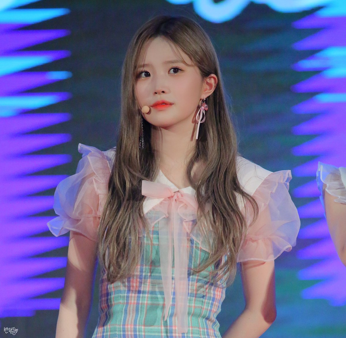 菊 例えば同じ日のチェックのワンピースでも 肩 まわりふわふわ 大きいエリで上半身にボリュームがあるのがかわいいハヨンとナギョン 華奢な肩 まわりが映えるノースリーブにウエストの細さが際立つ裾がが広がったデザインのソヨン シンプルなタイト