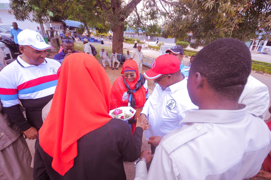 kidukulilo's tweet photo. Fikiria tu muda Mtu anaotumia kujifunza Kiingereza ajifunze na aelewe miaka 4 tu ya Sekondari anakuwa hajaelewa Kiingereza sawa sawa na anakwenda tena form 5 na 6 bado anakuwa vilevile, kwa kifupi Watu wetu hawajui Kiingereza. https://t.co/3mPJQXwseF