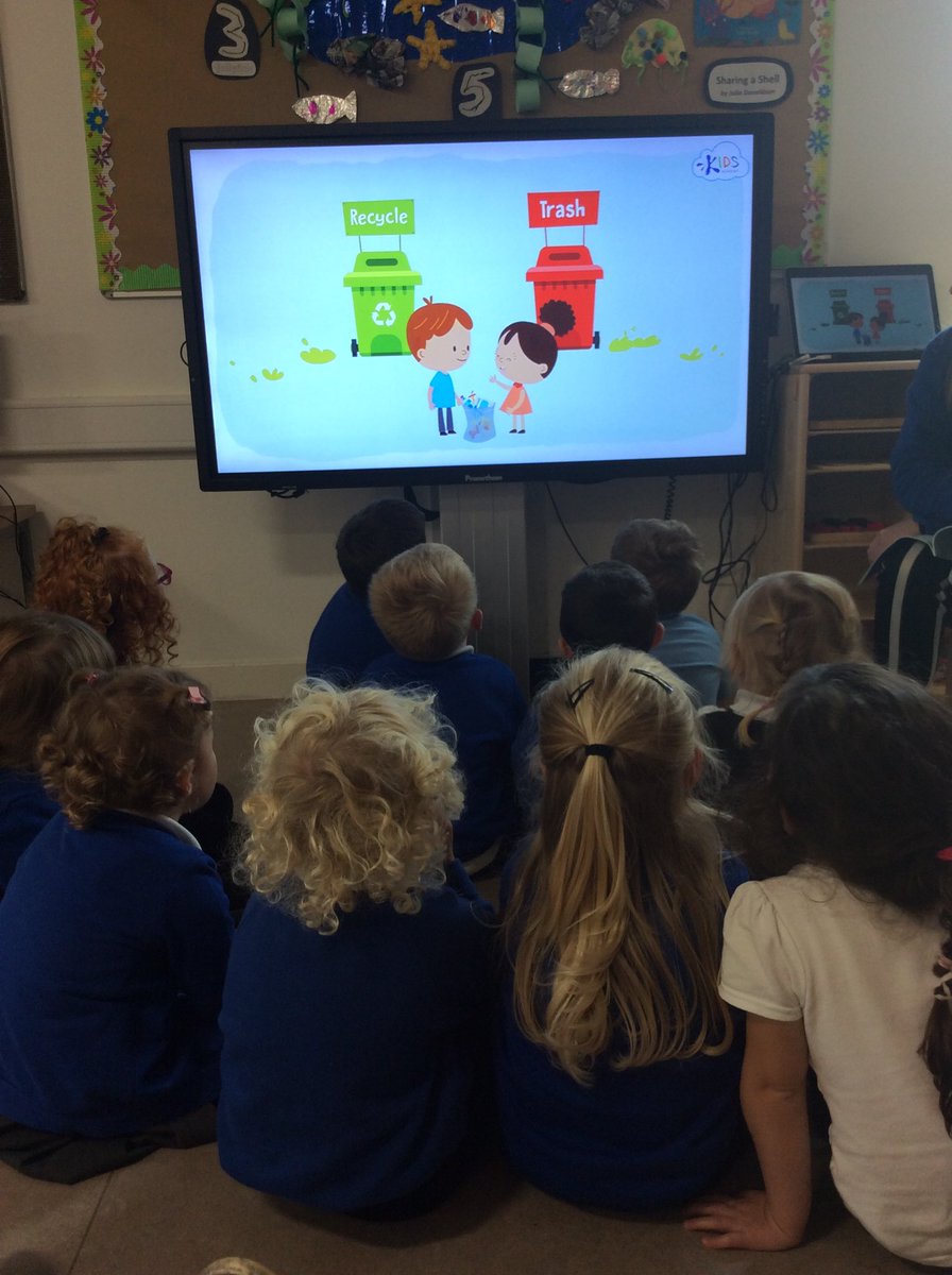 DaillyPrimary's tweet photo. This experiment demonstrated the clear differences between plastic and paper materials once submerged in water. The children concluded that plastic does not breakdown and will harm our sea animals if left in the water or is not placed in a bin🌍🧪♻️💚 #science https://t.co/w1AE5jvuaX