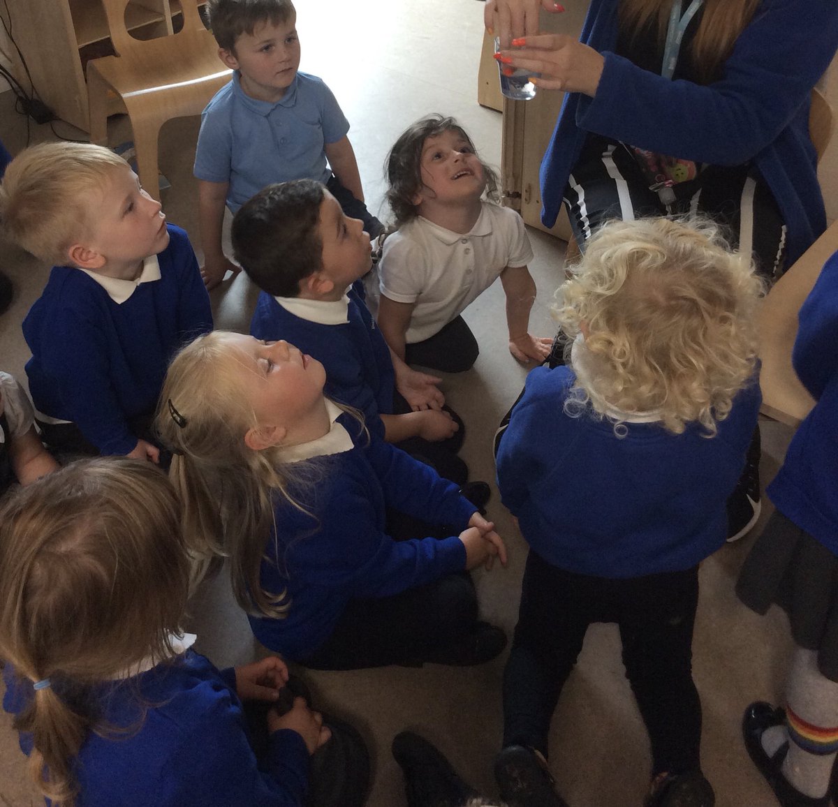 DaillyPrimary's tweet photo. This experiment demonstrated the clear differences between plastic and paper materials once submerged in water. The children concluded that plastic does not breakdown and will harm our sea animals if left in the water or is not placed in a bin🌍🧪♻️💚 #science https://t.co/w1AE5jvuaX