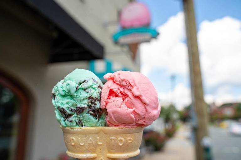 Your ultimate guide to 100+ Charlotte ice cream shops, by neighborhood bit.ly/3heIUu2 🖋: <a href="/cool_jennings/">Jennings Cool</a> 📸: <a href="/Alex_Inc/">Alex C</a> #CLT5