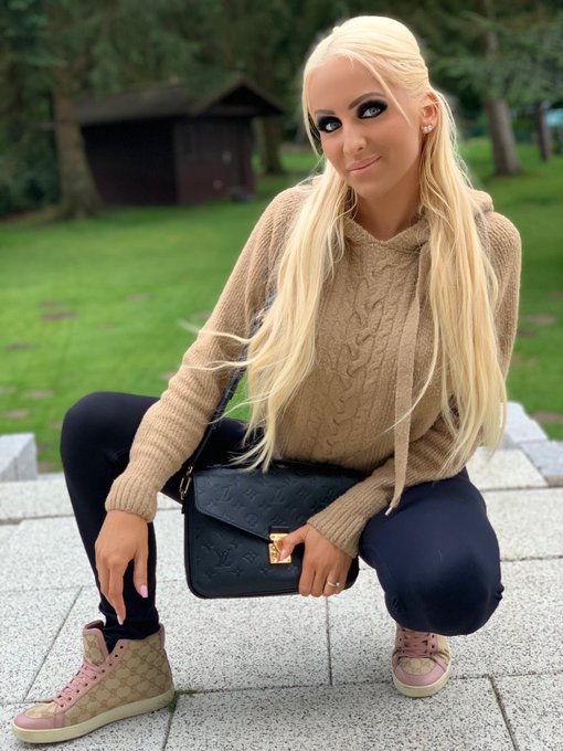 Wann geht ihr eigentlich zu Bett um welche Uhrzeit? Ich schlaf meistens erst gegen 3 Uhr ⏰! W&uuml;nsche euch<a href="/tag/heikorichter"class="tags"><span>#heikorichter</span></a>