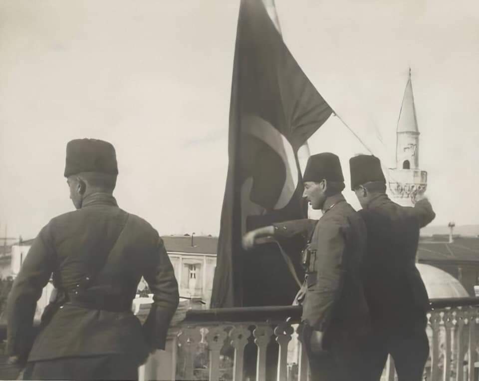 9 Eylül 1922, TÜRK bayrağı hükümet konağına çekiliyor.
Bütün cihan işitsin ki efendiler artık İzmir hiçbir kirli ayağın üzerine basamayacağı kutsal bir topraktır” 
Gazi Mustafa Kemal Atatürk
🇹🇷🇹🇷🇹🇷🇹🇷🇹🇷🇹🇷🇹🇷🇹🇷🇹🇷🇹🇷