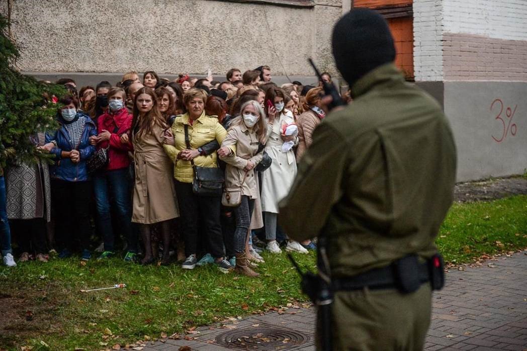 ianbremmer's tweet photo. Minsk, Belarus. What a photo. 
 
(pic: epa) https://t.co/xJAWQHw8CM