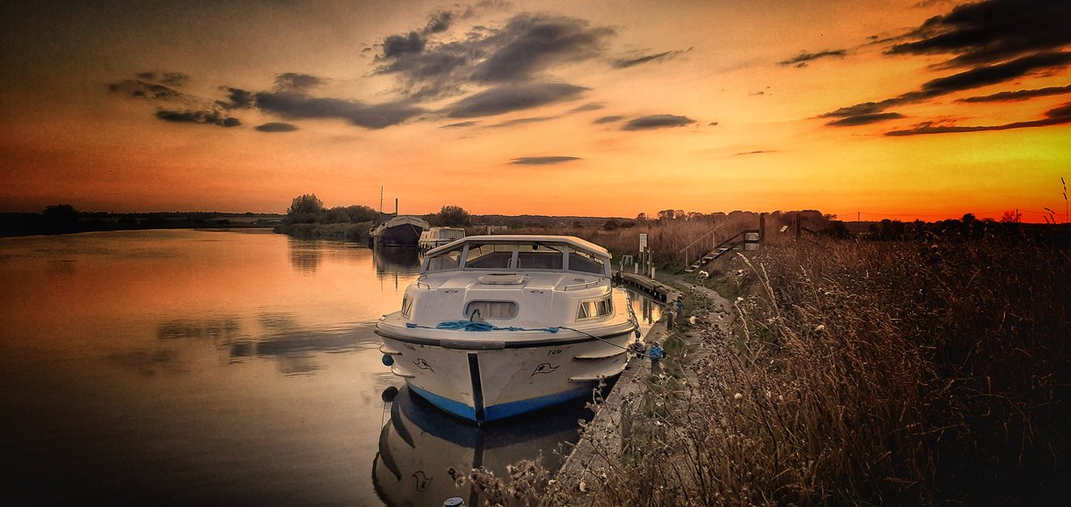 Nice evening on the Norfolk broads. 
<a href="/bbcweather/">BBC Weather</a> <a href="/EDP24/">Eastern Daily Press</a> <a href="/ChrisPage90/">Chris Page - Weatherman</a> <a href="/BBCWthrWatchers/">BBC Weather Watchers</a> <a href="/metoffice/">Met Office</a> #stormhour #ballsphoto  <a href="/EveningNews/">Norwich Evening News</a>