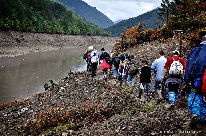 of the Drina river banks. However,difficult terrain,mines, snakes made it difficult to cover the entire territory.Thus volunteers were called up to come and help. A total of app 2000 volunteers in total arrived in 2 weeks to help before Serbian authorities release the water./3