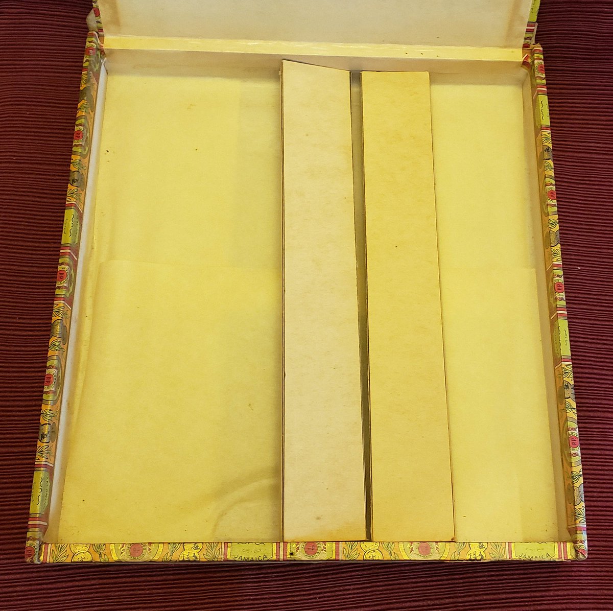 atticesoterica's tweet photo. Vintage Macanudo Jamaica Cigar Box With Certificate Label That Once Held Somerset Jade Cigars Collectible Tobacciana https://t.co/DNv5VA7GQF #Antiques #Collectibles #AtticEsoterica #Vintage #Etsy #CollectibleBox https://t.co/EaFke6LuYE