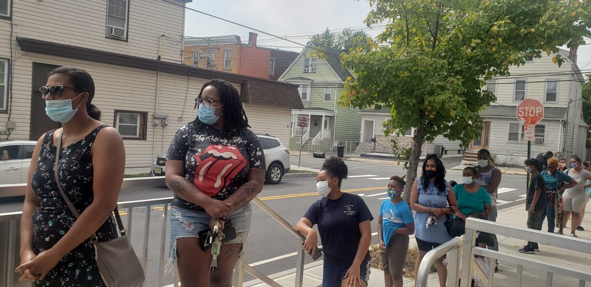 ClevelandCSS's tweet image. Cleveland Street parents waiting on line, observing social distancing guidelines and wear mask as they patiently wait to pick a chromebook for their child.  #GreatestParentsEver #2ndChromebookKiosk #GoodToGreat @ClevelandCSS @ops_district @Gerald_Fitzhugh