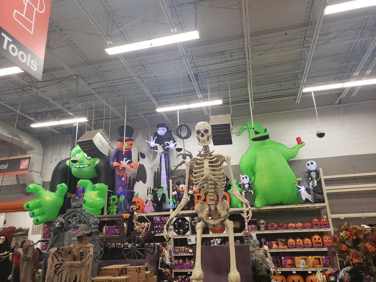Halloween is really coming to life <a href="/HomeDepot2676/">Leominster HomeDepot</a> 
<a href="/JasonArigoni/">Jason Arigoni</a> <a href="/MegCoughlin4/">Meg Coughlin</a> @Justina1W @