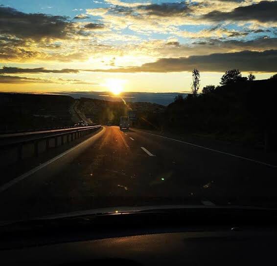 Güneş doğmadan yola çıkıp sevdiğin müziği açıp güneşin doğuşunu yolda izlemek