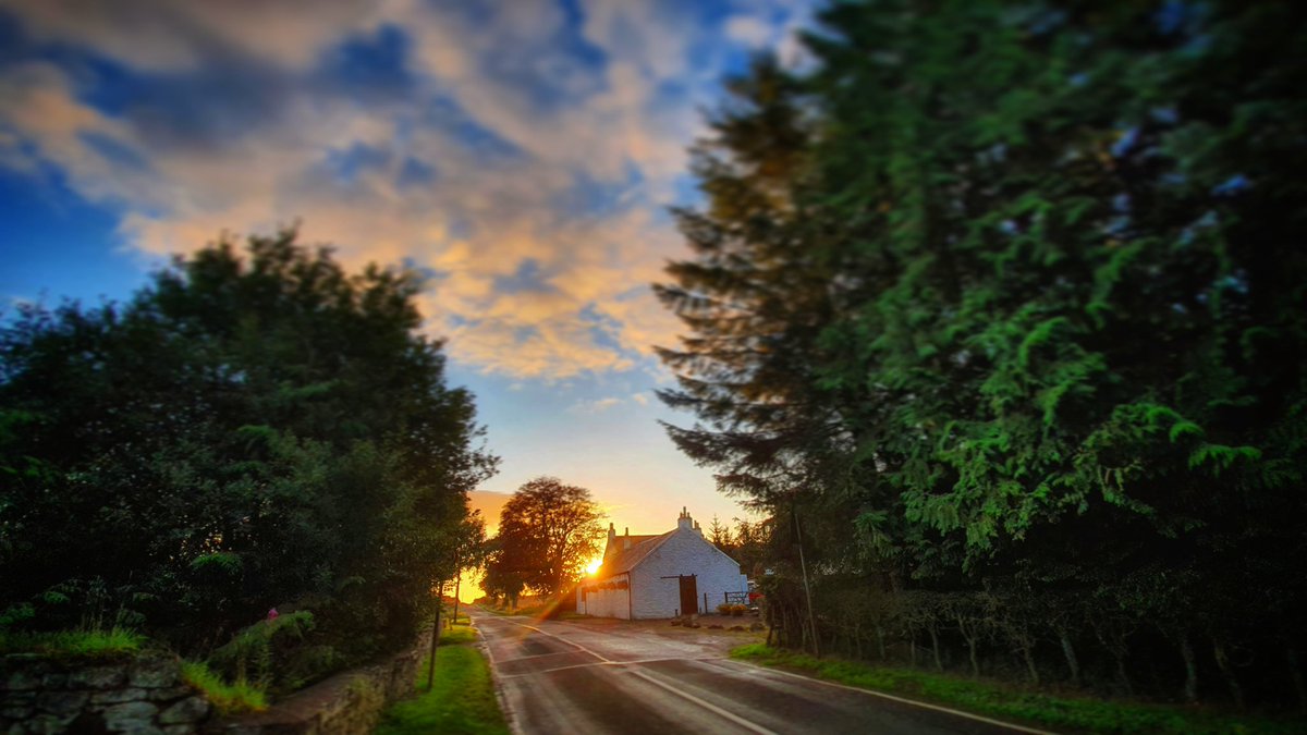 Sunrise over Lanark this morning. The start of another fine day!! @LanarkLife @VisitScotland @VsitLanarkshire @ScotsMagazine @Scotland #lanark #lanarkshire #landscape #landscapephotography #scotspirit #Scotland #dawn #sunrise #dawnwalk