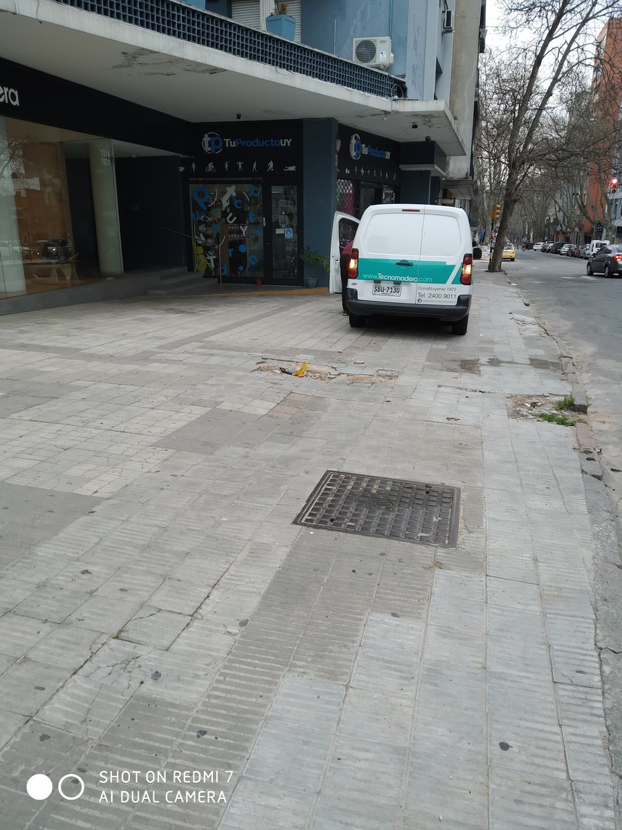 Hoy se suma al plantel de genios la gente de <a href="/TecnoMadera/">TecnoMadera</a> <a href="/TecnomaderaUY/">Tecnomadera</a> a ver si la <a href="/montevideoIM/">Intendencia de MVD</a> y <a href="/imtransito/">Montevideo Tránsito</a> hacen algo en el cruce de Canelones y Constituyente porque han tomado la vereda como estacionamiento