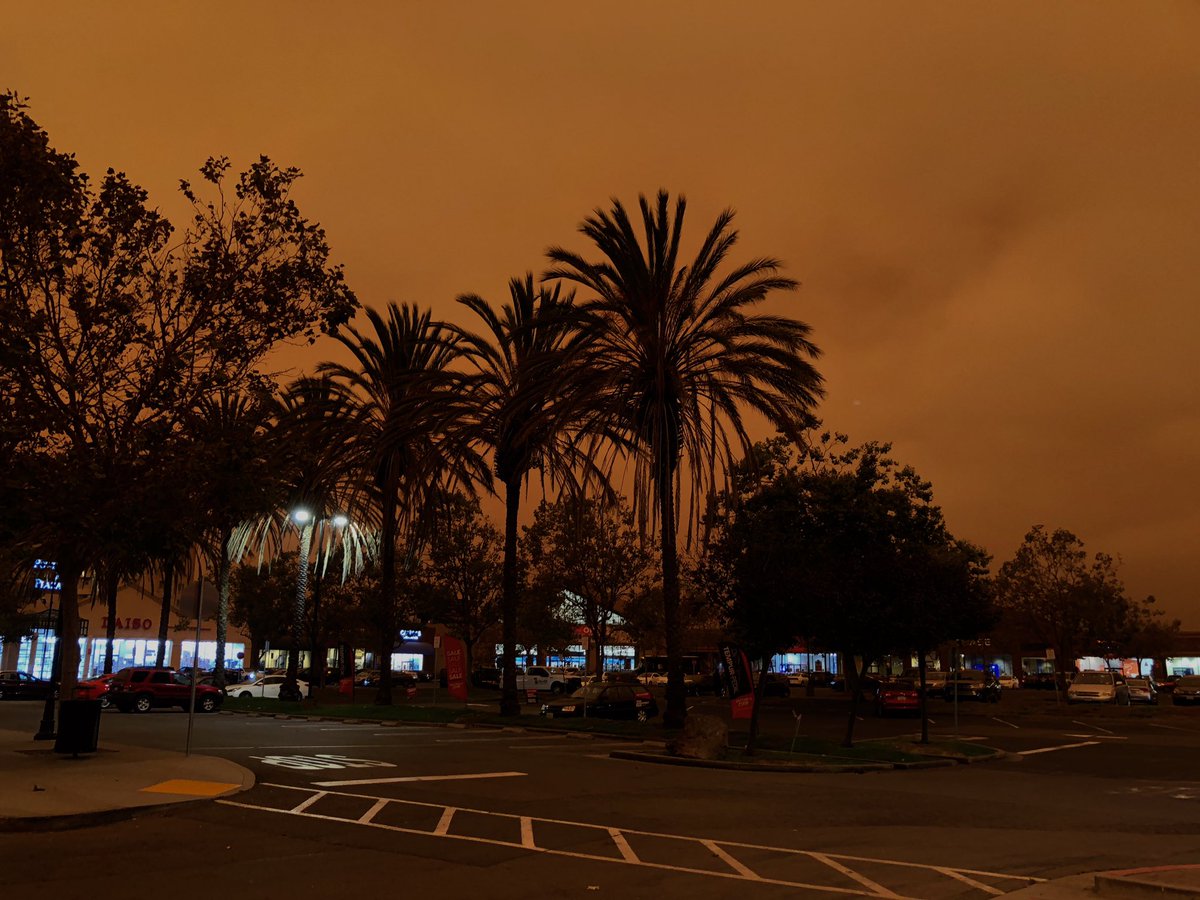 JLGarfield's tweet photo. High noon, still dark and orange 😷🔥🌫 #CAfires #smoke #SF #OAK #BayArea #2020worstyear #Apocalypse https://t.co/mfTM0nOh32