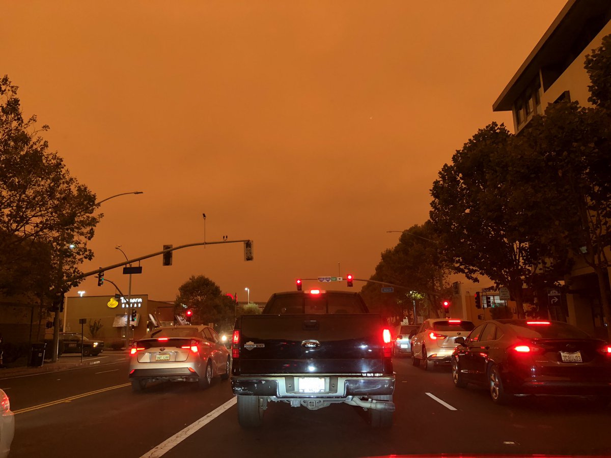 JLGarfield's tweet photo. High noon, still dark and orange 😷🔥🌫 #CAfires #smoke #SF #OAK #BayArea #2020worstyear #Apocalypse https://t.co/mfTM0nOh32