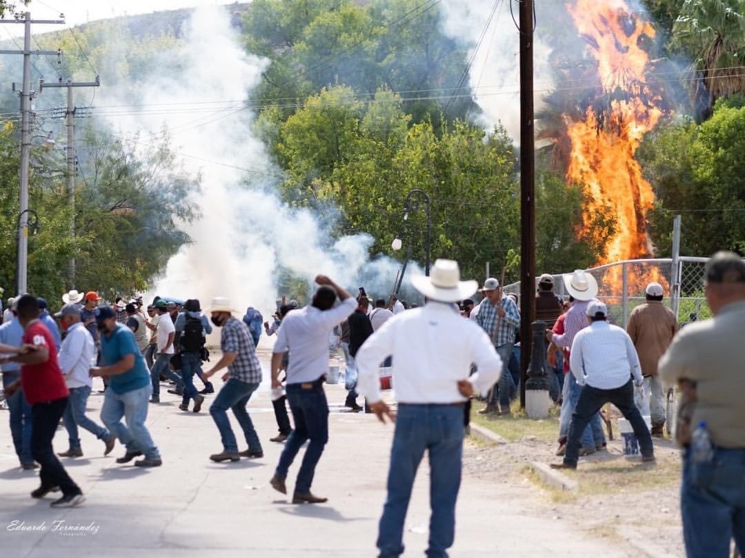 pamelaamorenoo's tweet photo. Por favor volteen a ver lo que está pasando en Chihuahua. Les quieren quitar EL AGUA y los campesinos salieron a defenderla. Les mandaron a la guardia nacional. Esto es palitos contra pistolas. https://t.co/pJJKwBSbWT