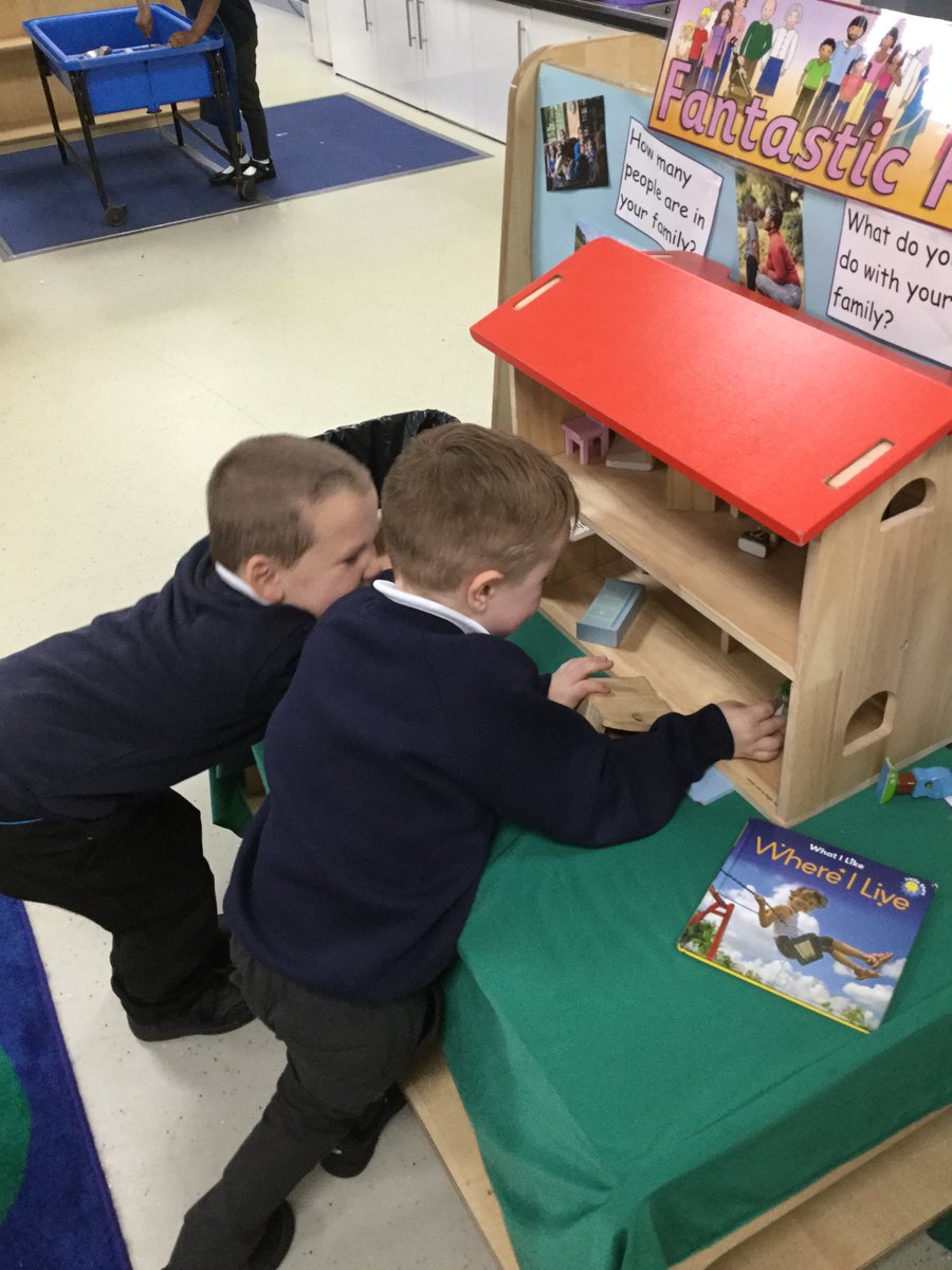 Charlestown_Rec's tweet photo. The Reception children have settled into their new classroom brilliantly. This week we have been talking about our school bee values, as well as making bees using paint and collage to put on display. Well-done, Reception! https://t.co/cfHRhnJfgF