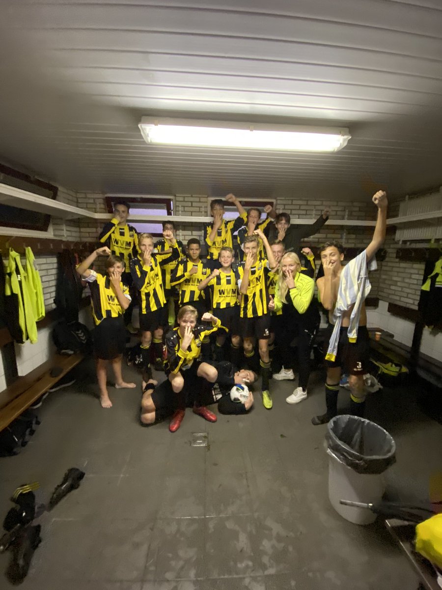 JBolink's tweet photo. Vanavond was de buurman @detojeugd JO15-1 aan de beurt. Mooie oefewedstrijd met veel goede combinaties! Eindstand 5-1!! https://t.co/ktElessGwi