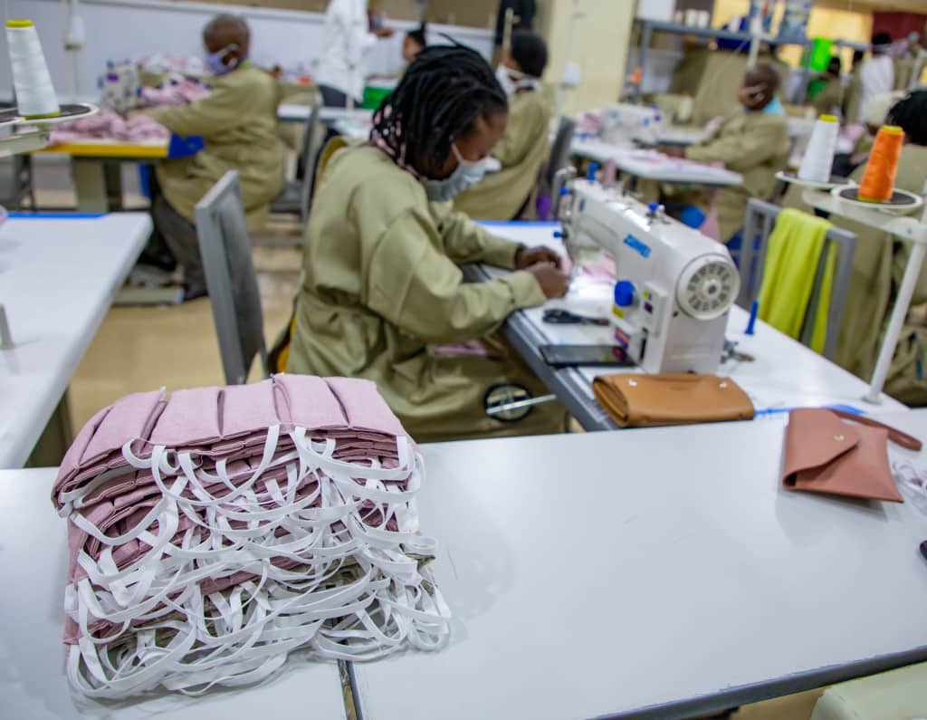 We are home, we had an amazing day and we  did read about new cases of #Covid19 in Rwanda but do we ever think about people without masks especially those vulnerable households? 

help them fight #covis19 by donating masks via this link 

👇🏾
mask4all.co.rw 

#Mask4allRw