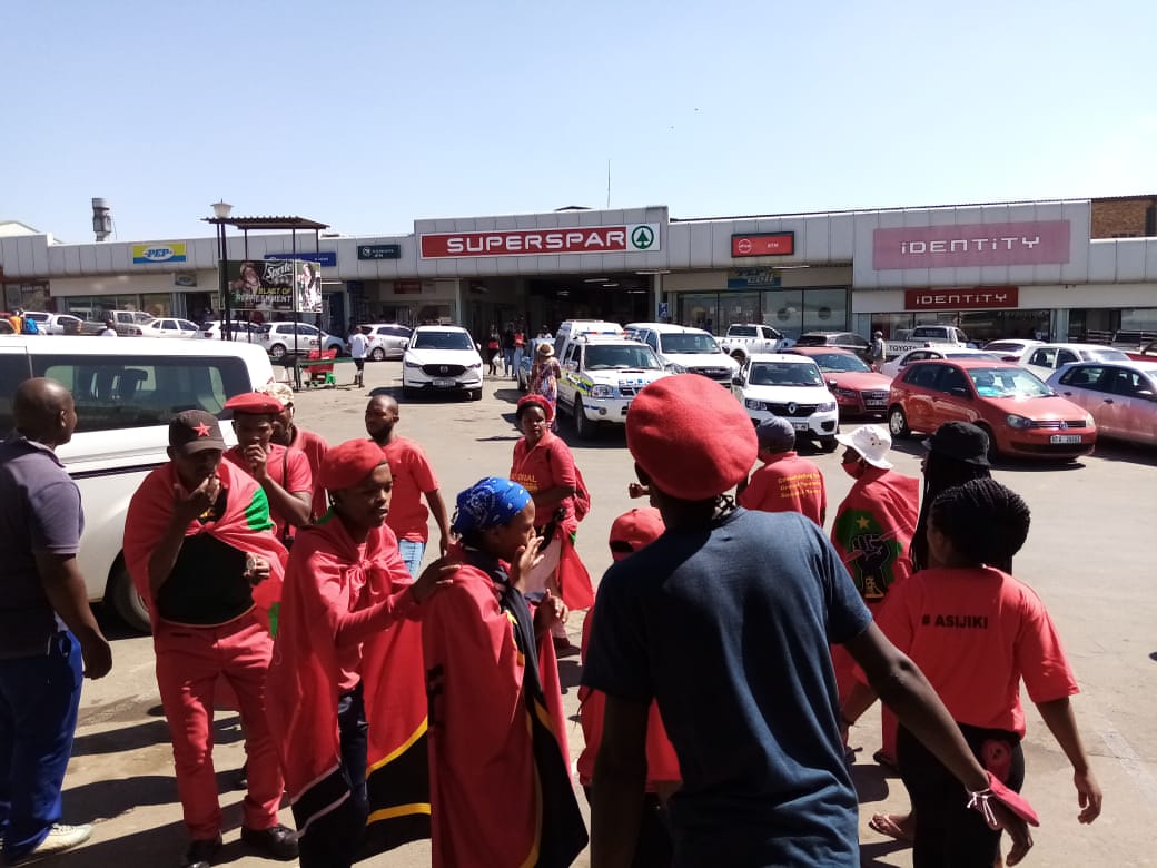 EFF_HarryGwala's tweet photo. [DAY 3 IN PICTURES] Earlier today, Commisar Babalwa Mathulelwa, Regional Chairperson @LindelaniMcwabe, and Fighters remained resolute that Clicks must feel the consequences of undermining the identity of black people.

KOKSTAD Clicks outlet remained nonoperational
#ClicksMustFall https://t.co/Lxn5DcTbqv
