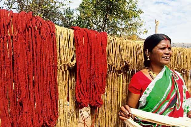 indiainmedan's tweet photo. Kotpad, #Odisha is known for unique handlooms made with colourful/rich vegetable dyes. Today Kotpad's unique contribution to Indian textile heritage is endangered despite being Odisha's first GI tag, due to lack of support &amp; demand. Time to go #vote4local &amp; buy their products. https://t.co/8cHUWRLdKH