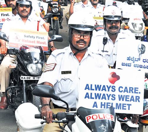 police cops can wear half helmets 