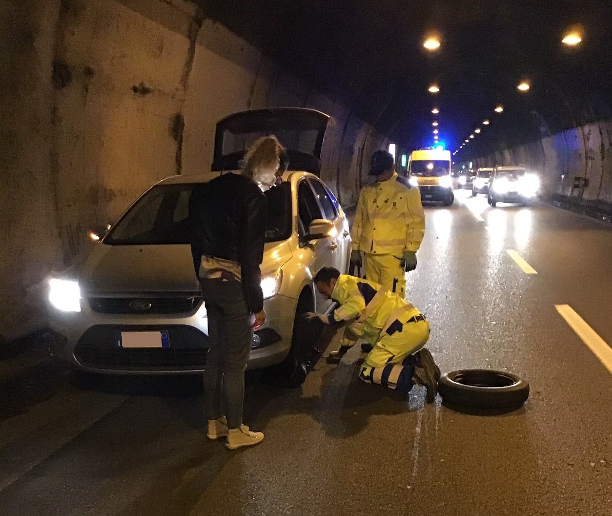 clientiANAS's tweet photo. I #cantonieri della quadra di sorveglianza della #SS36 in azione all'interno della Galleria Borbino.
I nostri ragazzi su strada sempre pronti ad aiutare tutti!😀
#ognigiorno https://t.co/iL440zlxbN