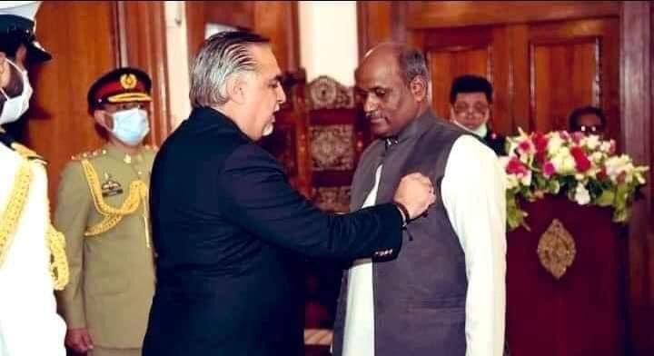 DanyalGilani's tweet photo. Gifted Sculptor Fakeero Solanki Meghwar from Tando Allahyar received Tamgha-i-Imtiaz in recognition to his services to this art. Itβs a proud moment, not only for his Hindu community, but for the entire country. π΅π°
#BeautifulPakistan https://t.co/X5VeyBJcCK