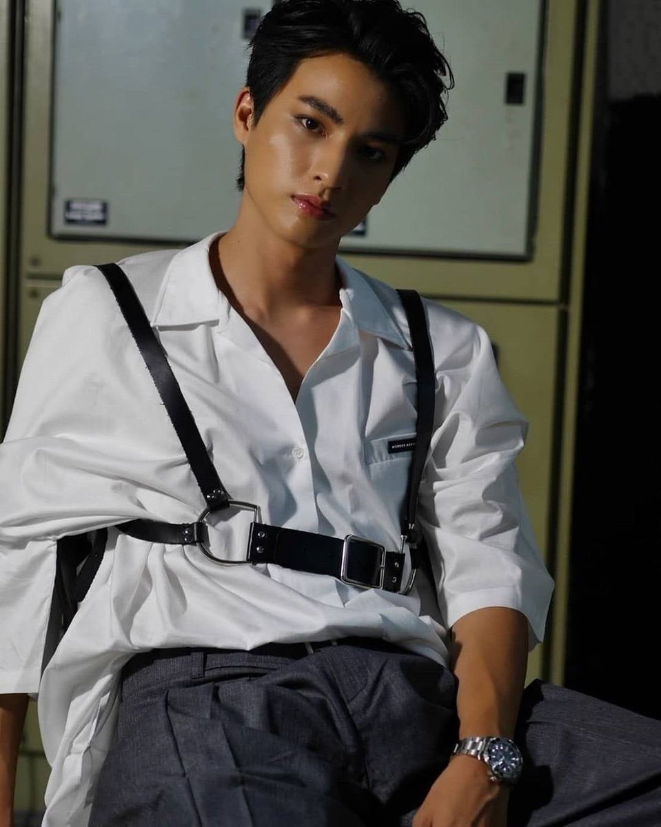 we all call gulf pretty but what is it about him that makes him so effortlessly pretty and handsome at the same time?gulf's androgynous beauty, a thread 