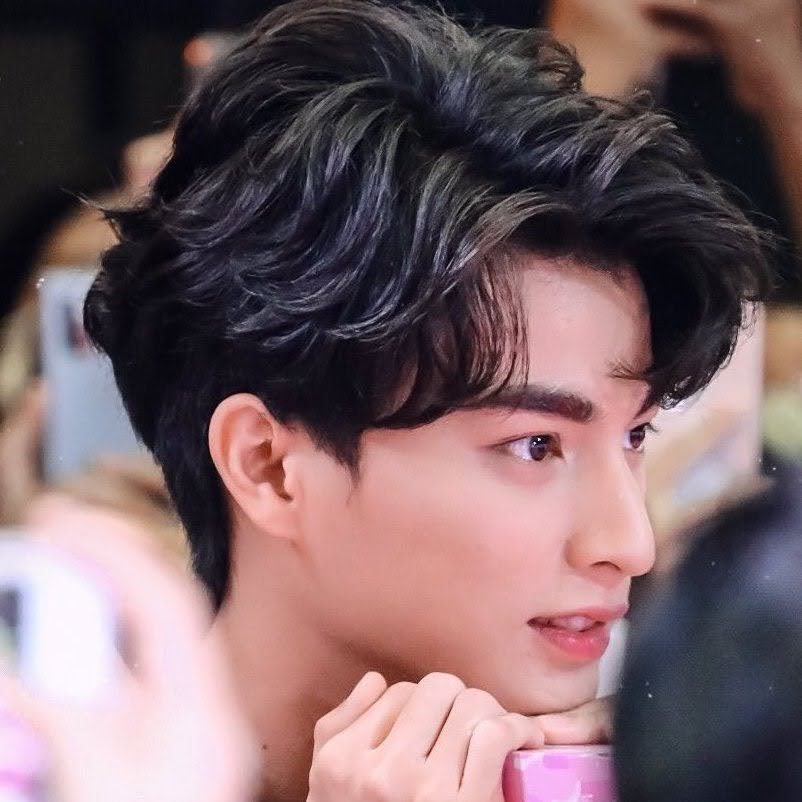 we all call gulf pretty but what is it about him that makes him so effortlessly pretty and handsome at the same time?gulf's androgynous beauty, a thread 