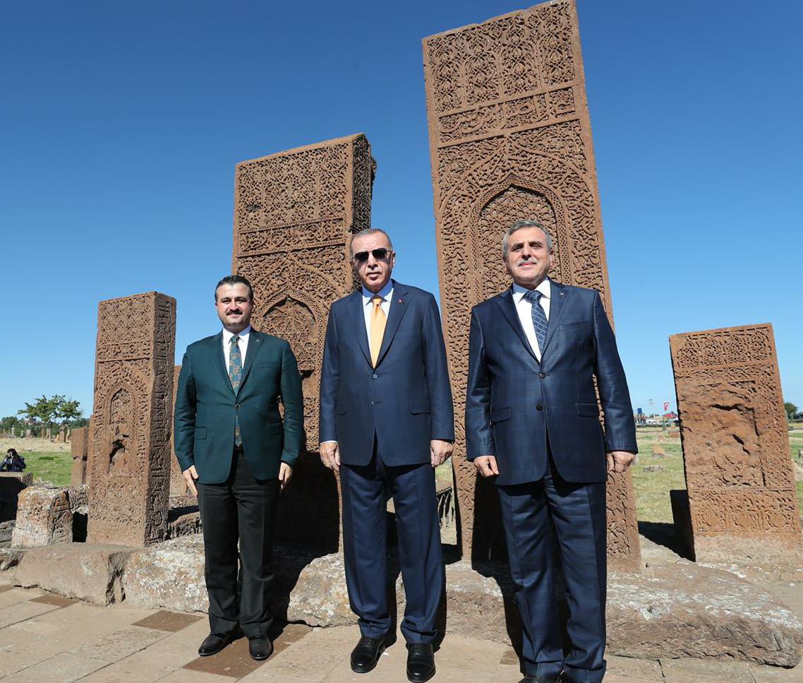 Fıtrat Değişir Sanma Bu Kan Yine O Kandır!!!

Anadolu Topraklarının Sonsuza Kadar Bizlere Emanet Edildiği Ahlat'ta Cumhurbaşkanımız ve Genel Başkanımız Sayın  <a href="/RTErdogan/">Recep Tayyip Erdoğan</a> ve Büyükşehir Belediye Başkanımız <a href="/zabeyazgul/">Zeynel Abidin BEYAZGÜL</a> İle Birlikte Tarihi Selçuklu Mezarlığından Bir Anı...