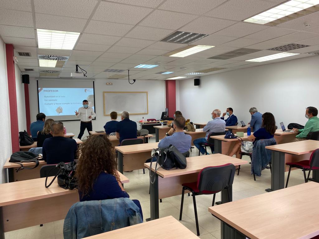 EIP_Madrid's tweet photo. Nuestros #profesEIP han recibido formación específica para la nueva metodología híbrida que implantamos en la Escuela.
Sin duda será un reto, pero lo harán genial!
GRACIAS a todos por vuestra implicación y esfuerzo para dar a nuestros #EIPalumni la mejor formación.
#orgulloEIP https://t.co/P50qeO85MO
