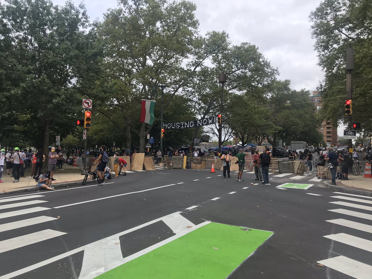 Mark_LaValla's tweet photo. 9am eviction has come and gone and  encampment still remains in Philadelphia’s Ben Franklin Parkway area. @FOX29philly @Mark_LaValla https://t.co/uDQAUyhZc4