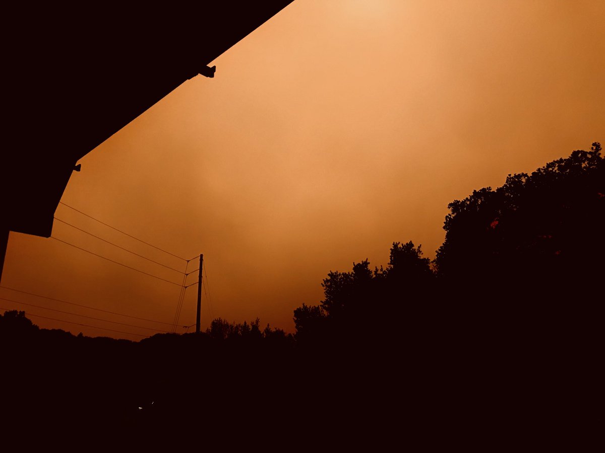 hagbomma's tweet photo. 9 am in Mill Valley, CA. #CAWILDFIRES #CaliforniaFires #ClimateChangeIsReal #CleanAirForAll https://t.co/bDv654zpFI