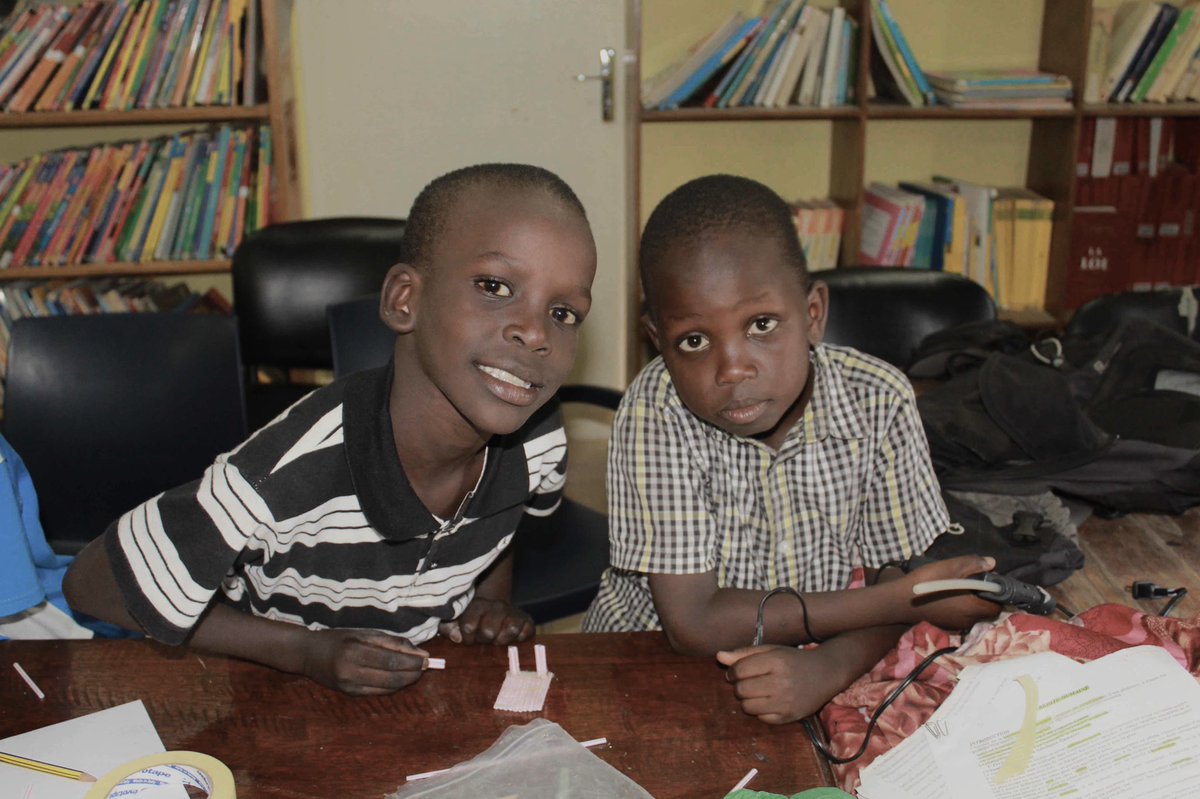 SeeSDSenegal's tweet photo. Création de meubles avec des objets recyclés à l’aide du pistocolle #cutescience #STEMWestAfrica #blackandSTEM #scienceexperimentforkids #openscience #opened #Ubbilscience #SeeSDSenegal #STEMAfrica #stemkids #STEMeducation #educationscientifiqueausenegal #jàngsciencengirëllëg https://t.co/ce2kjMG5Z1