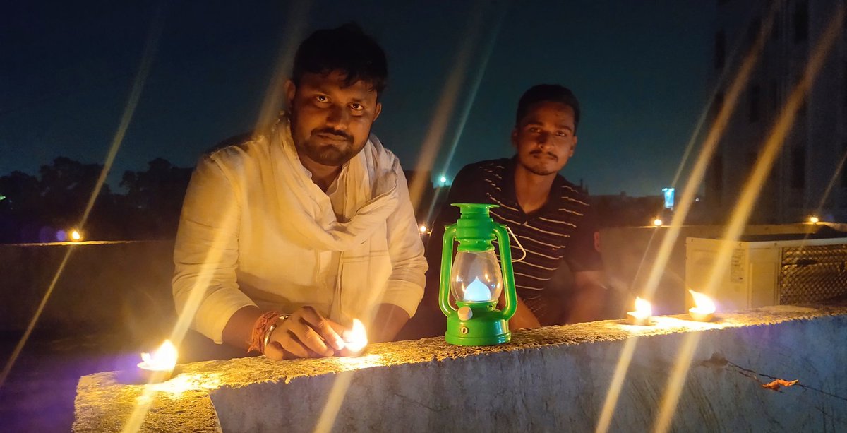 GovindYadavRJD's tweet photo. 9 तारीख 9 बजे 9 मिनट ....तेजश्वी यादव,राबड़ी देवी और तेजप्रताप यादव बेरोजगारी के खिलाफ लालटेन जलाया।
#BiharBerojgarBadloSarkar 

@RJDforIndia @yadavtejashwi @yuva_rajad @sanjuydv @MisaBharti @qarisohaibrjd @Nawalk7 https://t.co/n1mgZt2nza