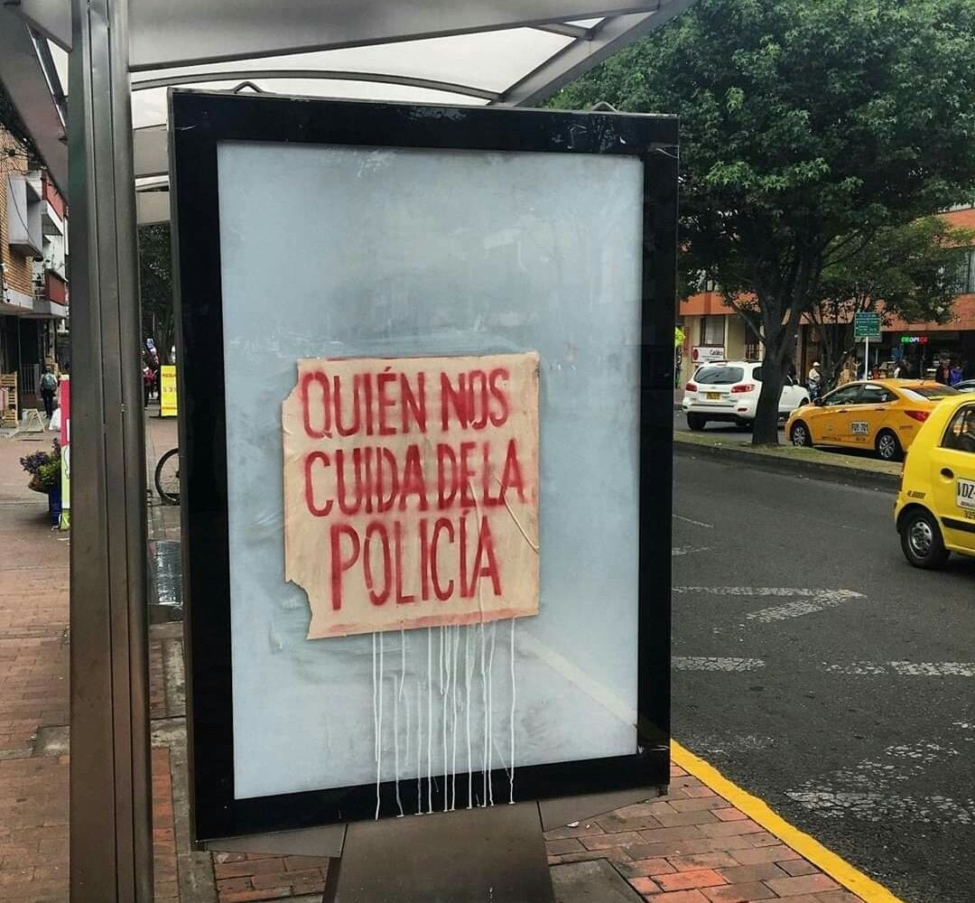 carlosclavijo_1's tweet photo. Y quien nos cuida de la @PoliciaColombia #PoliciaAsesina #PoliciasAsesinos #ColombianLivesMatter https://t.co/5cRbKrRVd6