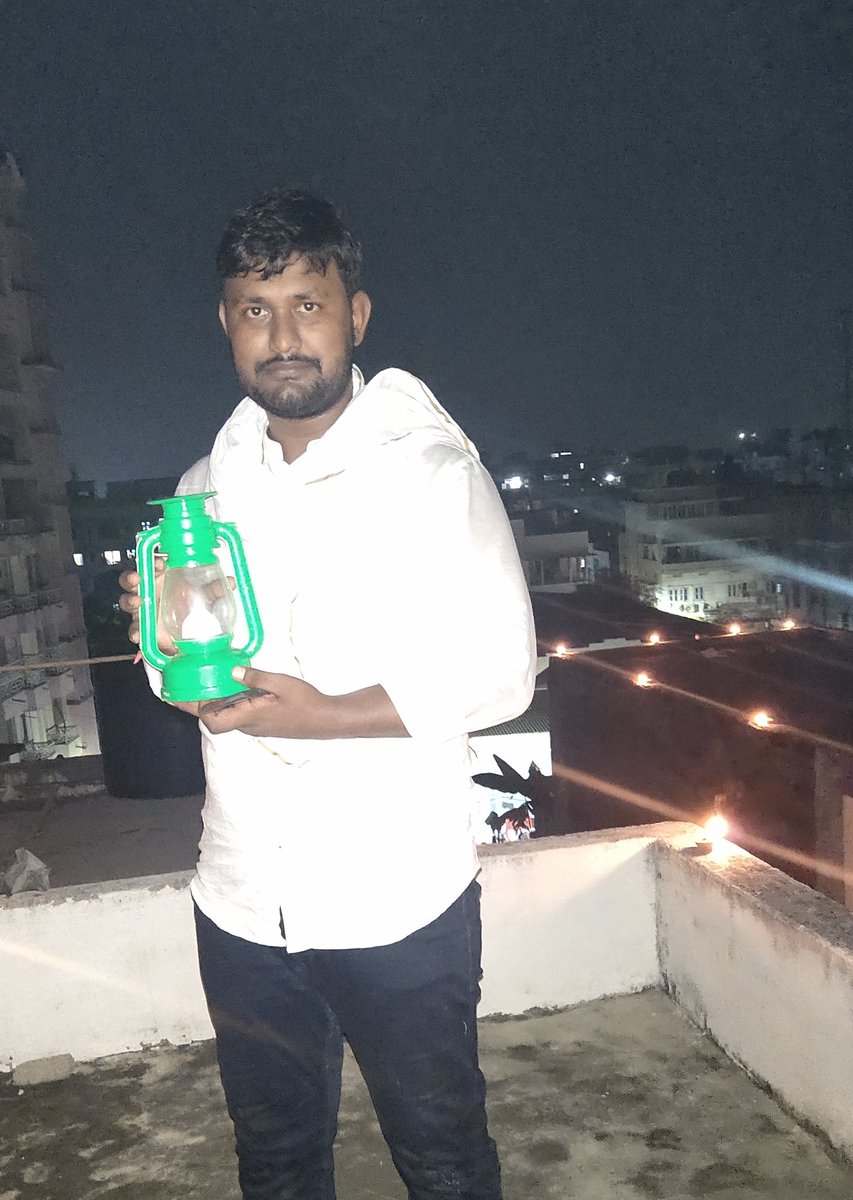 GovindYadavRJD's tweet photo. 9 तारीख 9 बजे 9 मिनट ....तेजश्वी यादव,राबड़ी देवी और तेजप्रताप यादव बेरोजगारी के खिलाफ लालटेन जलाया।
#BiharBerojgarBadloSarkar 

@RJDforIndia @yadavtejashwi @yuva_rajad @sanjuydv @MisaBharti @qarisohaibrjd @Nawalk7 https://t.co/n1mgZt2nza