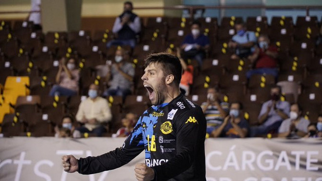 EAsobal's tweet photo. Dino Slavic el portero croata de @ademarleon sumó 20 paradas ante @bmbenidorm. Sus números de anoche 20/42=47,6 % https://t.co/imwn77EAzr