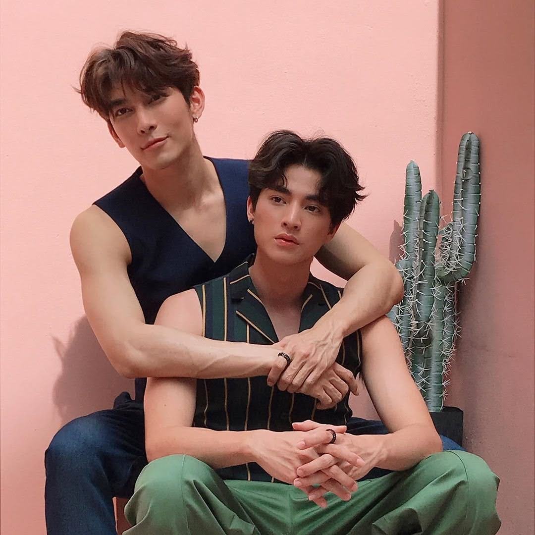 secondly, its his physique. gulf has a good height with thin calves prob from playing football, with amazing long legs. his upper body on the other hand is small (we see the contrast w mew's) and it makes him look dainty <3