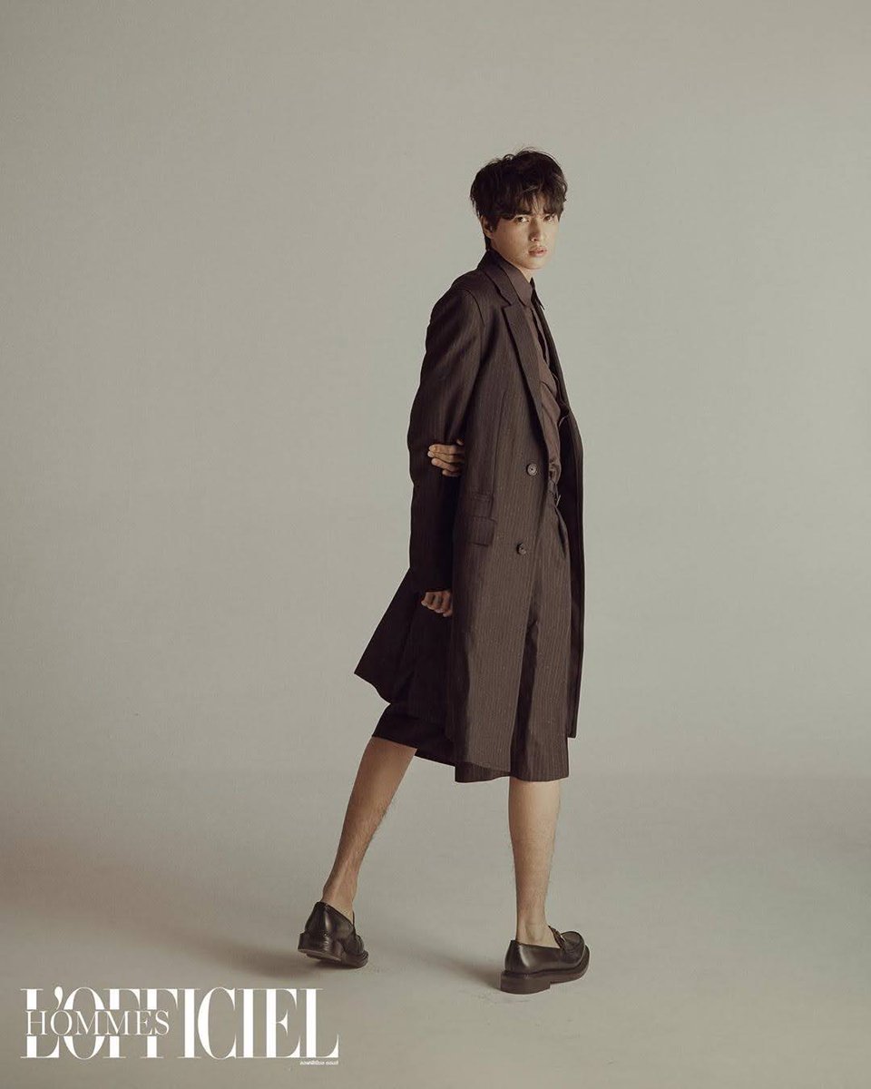 secondly, its his physique. gulf has a good height with thin calves prob from playing football, with amazing long legs. his upper body on the other hand is small (we see the contrast w mew's) and it makes him look dainty <3