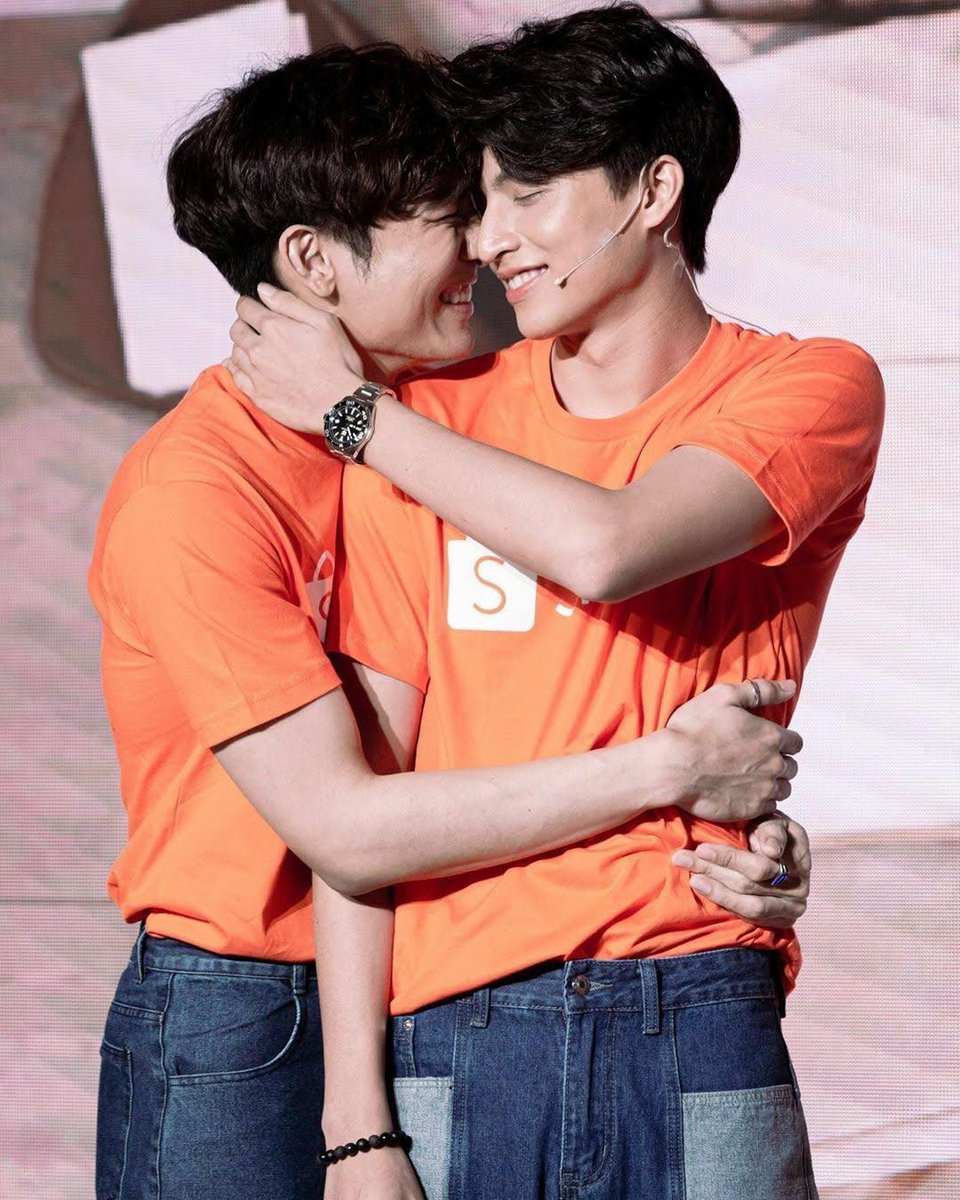 secondly, its his physique. gulf has a good height with thin calves prob from playing football, with amazing long legs. his upper body on the other hand is small (we see the contrast w mew's) and it makes him look dainty <3