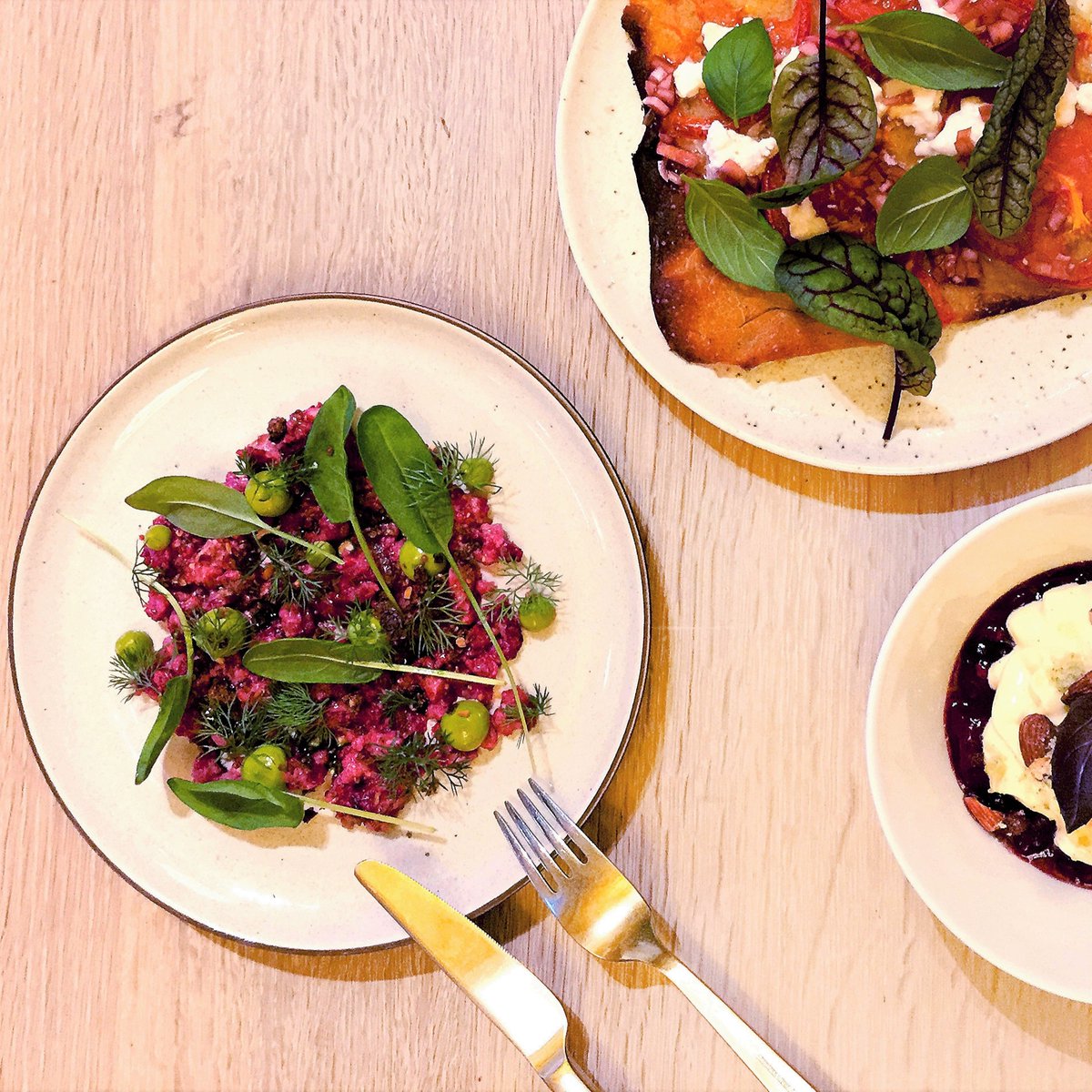 Did you know Farmshelf offers a variety of hard-to-source herbs including Thai basil, red veined sorrel and amaranth? Add any of these chef-approved herbs to your home-cooked meal for a culinary adventure.
.
#smartindoorfarm #foodie #homegrownveggies  #healthymeals #chef