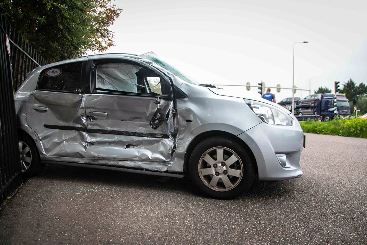 #Haarlem - Automobiliste gewond bij aanrijding met vrachtwagen -. #regio #vrachtwagen.